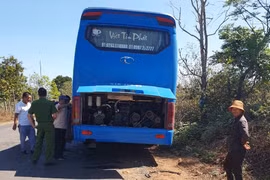 Đak Đoa: Va chạm với xe ô tô khách Việt Tân Phát, xe ô tô con bị biến dạng