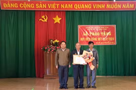 Chư Păh tổ chức lễ trao tặng Huy hiệu Đảng đợt 3-2