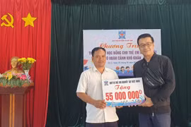 Trao 55 suất học bổng cho trẻ khuyết tật có hoàn cảnh khó khăn tại thị trấn Ia Ly