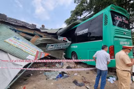 Va chạm với xe tải, xe khách Đak Lak lao vào nhà dân Pleiku khiến 2 người trên xe khách tử vong và nhiều người bị thương