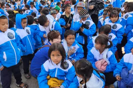 Tặng áo ấm cho hơn 1.200 học sinh xã Đak Tơ Ver và Hà Tây