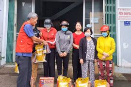 Hội Chữ thập đỏ TP. Pleiku tặng 50 phần quà cho gia đình có hoàn cảnh khó khăn 