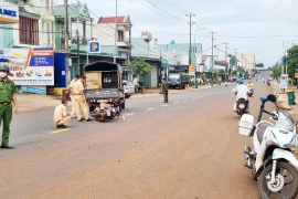 Đức Cơ: Ô tô tải va chạm xe máy, 2 người bị thương