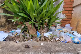 Rác vứt bừa bãi trước cổng Bệnh viện Đa khoa tỉnh Gia Lai