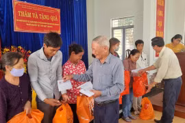 Thăm, tặng quà cho người khuyết tật 