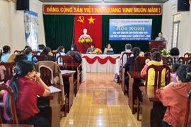 Mang Yang: Tặng giấy khen cho 12 tập thể có thành tích trong chương trình "Mẹ đỡ đầu"