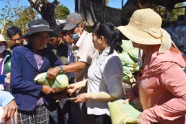 700 phần quà cho người khuyết tật, người nghèo, học sinh có hoàn cảnh khó khăn xã Ia Băng 