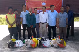 Phú Thiện trao dê giống sinh sản cho các hộ gia đình có hoàn cảnh khó khăn