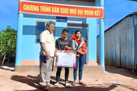 Bàn giao nhà “Đại đoàn kết” cho hộ nghèo tại xã Kon Thụp