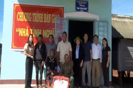 Bàn giao nhà tình nghĩa cho gia đình chính sách tại xã Đak Djrăng