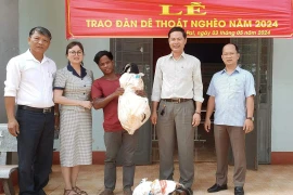 Trao "Đàn dê thoát nghèo" cho nông dân có hoàn cảnh khó khăn tại xã Ia Pal