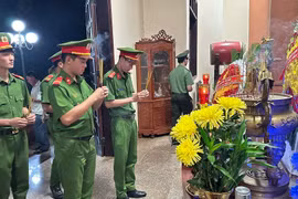 Mang Yang: Hơn 100 đoàn viên, thanh niên thắp nến tri ân các Anh hùng liệt sĩ