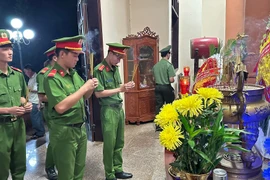 Mang Yang: Hơn 100 đoàn viên, thanh niên thắp nến tri ân các Anh hùng liệt sĩ