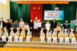 Tặng quà Tết cho người mù hoàn cảnh khó khăn huyện Đak Đoa