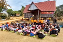 Tặng quà cho người dân có hoàn cảnh khó khăn tại xã Hà Ra và Đak Ta Ley