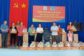 Tặng xe lăn và quà cho người khuyết tật, gia đình khó khăn tại phường Hòa Bình