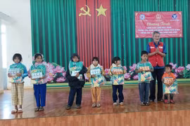Hội Chữ thập đỏ TP. Pleiku tặng 100 phần quà cho học sinh có hoàn cảnh khó khăn tại xã Ia Kênh 