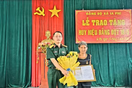 Chư Păh tổ chức lễ trao tặng Huy hiệu Đảng đợt 19-5