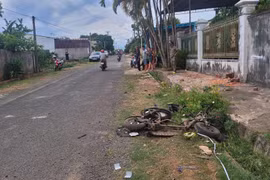 Pleiku: Xe ô tô tông xe đạp điện khiến 2 học sinh bị thương