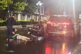 Pleiku: Xe máy tông vào đuôi xe ô tô con trên đường Nguyễn Tất Thành khiến 1 người bị thương nặng