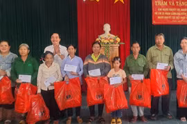 Tặng quà cho người khuyết tật, trẻ em có hoàn cảnh khó khăn huyện Kbang và Kông Chro