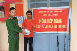 Ia Mơr: Người dân giao nộp 14 khẩu súng tự chế để đổi lấy vở, bút cho học sinh 
