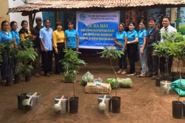 Trao mô hình “nuôi ngan sinh sản” cho phụ nữ có hoàn cảnh khó khăn tại làng Pyầu