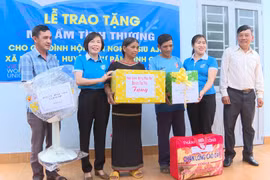 Bàn giao nhà “Mái ấm tình thương” cho phụ nữ khó khăn tại xã Hòa Phú