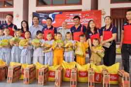 Những phần quà nhằm động viên cho các em nhỏ có thêm nghị lực, từng bước vươn lên trong cuộc sống