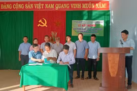 Hội Nông dân huyện, Phòng Giáo dục và Đào tạo huyện Đức Cơ kết nghĩa với làng Ngo Le