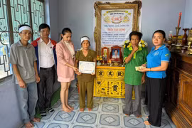 Trao 23,6 triệu đồng hỗ trợ cho gia đình bị tai nạn lao động tại xã Trà Đa