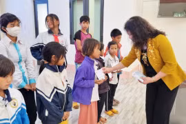 Tặng 50 suất học bổng cho học sinh khuyết tật, mồ côi huyện Mang Yang