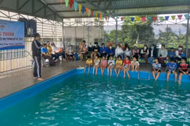 Huyện Đoàn Mang Yang mở lớp dạy bơi miễn phí cho thiếu nhi dịp hè 2023