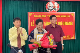 Chư Păh: 18 đảng viên được tặng Huy hiệu Đảng dịp 2-9