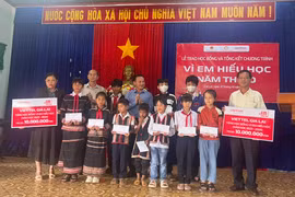 Trao học bổng “Vì em hiếu học” cho học sinh khó khăn huyện Chư Păh