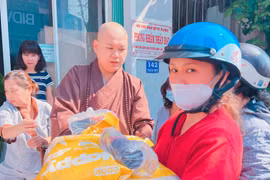 Tặng quà cho người nghèo, hộ gia đình có hoàn cảnh khó khăn ở Pleiku