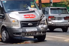 Pleiku: 2 xe ô tô tông nhau trên quốc lộ 19 