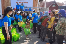200 suất quà tặng hộ nghèo, trẻ em có hoàn cảnh khó khăn xã Yang Bắc