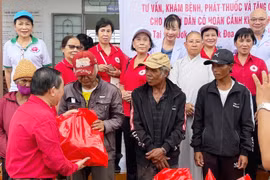 Đak Đoa: Khám bệnh, phát thuốc miễn phí và tặng quà cho người dân có hoàn cảnh khó khăn tại xã A Dơk