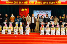 Trao 197 suất quà Tết cho người nghèo, hội viên khiếm thị, đoàn viên Công đoàn khó khăn