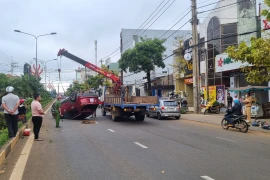 Pleiku: Xe ô tô tông dải phân cách, lật ngửa trên đường Phạm Văn Đồng