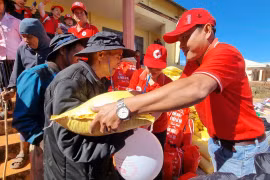 Chư Sê: Tặng quà người nghèo và học sinh có hoàn cảnh khó khăn