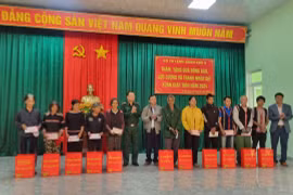 Thăm, tặng quà Tết cho người dân có hoàn cảnh khó khăn huyện Chư Păh, Đức Cơ