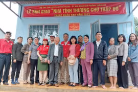 Bàn giao “Nhà tình thương” cho gia đình có hoàn cảnh khó khăn tại phường Thắng Lợi