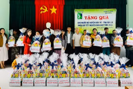 Hội Người mù tỉnh tặng quà Tết cho hội viên có hoàn cảnh khó khăn tại huyện Đak Pơ