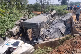 Đak Đoa: Xe đầu kéo lật nhào trên quốc lộ 19