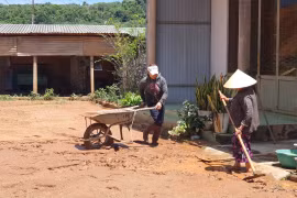 Bình Giáo: Dân khổ vì bùn đất từ công trình nâng cấp quốc lộ 19 tràn vào nhà