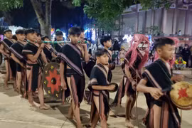 Mang Yang trình diễn cồng chiêng phục vụ du khách 