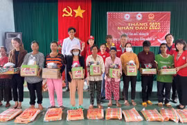 Tặng quà cho người nghèo, hộ gia đình có hoàn cảnh khó khăn tại xã Ia Kênh