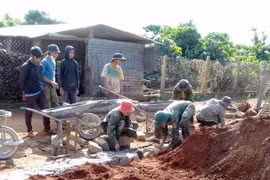 Khởi công xây dựng nhà tình nghĩa cho hộ nghèo tại xã Đak Djrăng